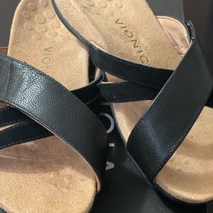 Vionic Zarrie Blk Leather Sandal Size 5- Preloved